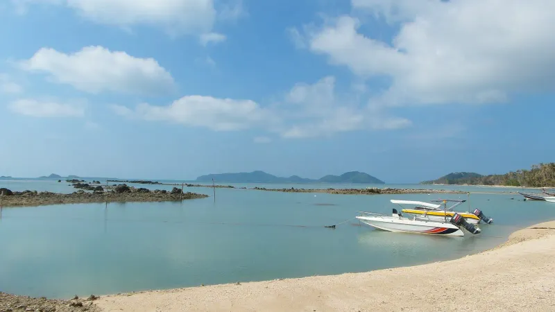 Beach at Ko Samui island with motor boats (2014 febr.)