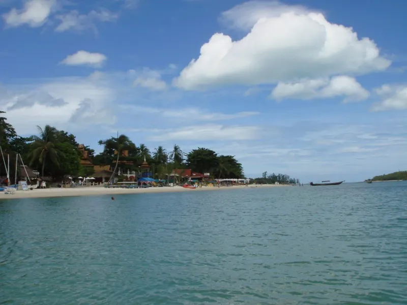 Clear water and sand along Chaweng Beach near North Chaweng, Koh Samui