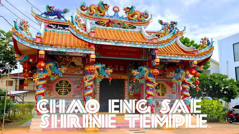 Full facade of the Chao Eng Sae Shrine with red lanterns, dragon-wrapped pillars and ornate roof dragons