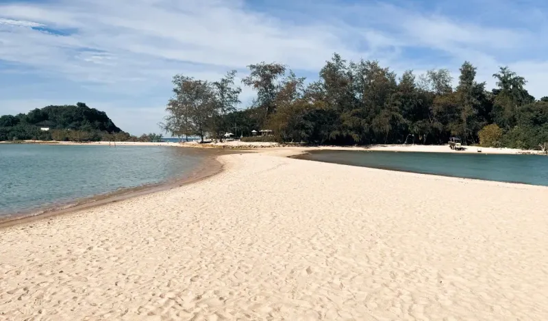 Sandbar curving between two channels at Choeng Mon
