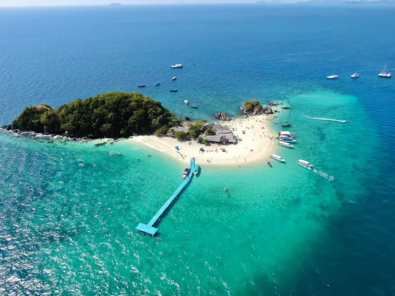 Turquoise water and white sand beach on a tropical island similar to Koh Samui's quieter coves