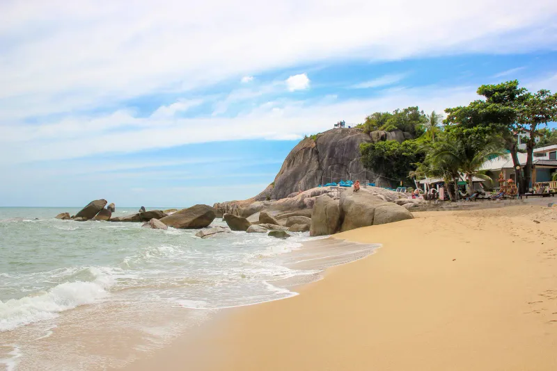 Palm trees and the sandy shore of Lamai Beach on Koh Samui