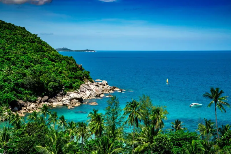Granite boulders lining the shore at Taling Ngam Beach, Koh Samui
